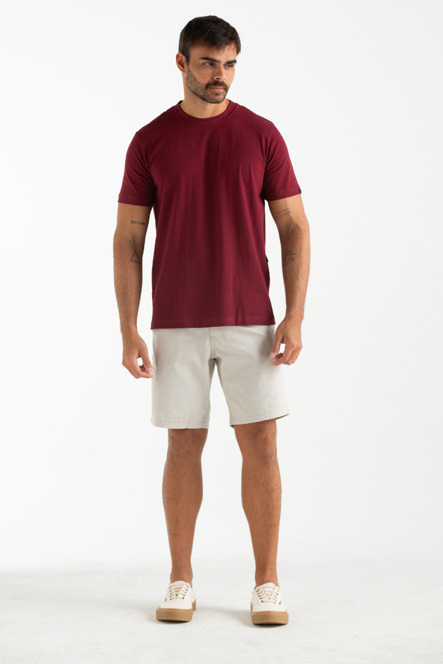 CAMISETA BÁSICA SLIM CONFORT VINHO