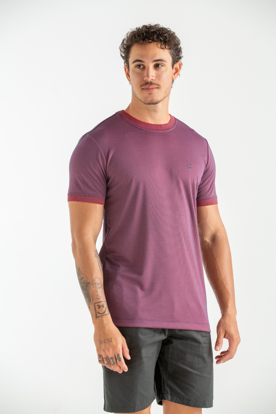 CAMISETA ROCKET MODAL COM GOLA E PUNHO VINHO