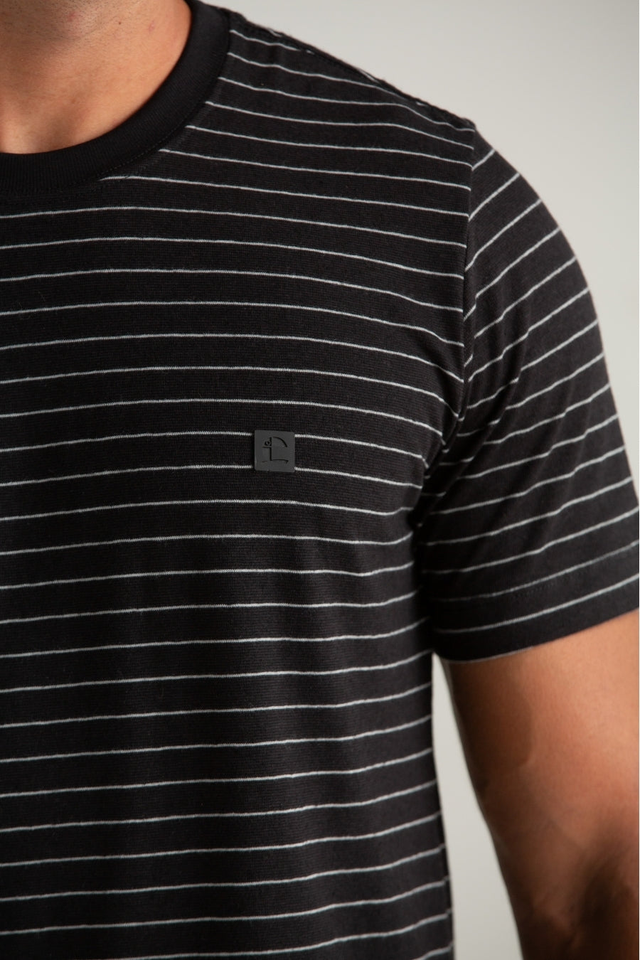 CAMISETA LINHO MISTO LISTRADO PRETO