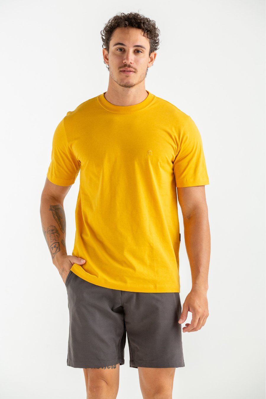 CAMISETA BÁSICA REGULAR FIO 40 MOSTARDA