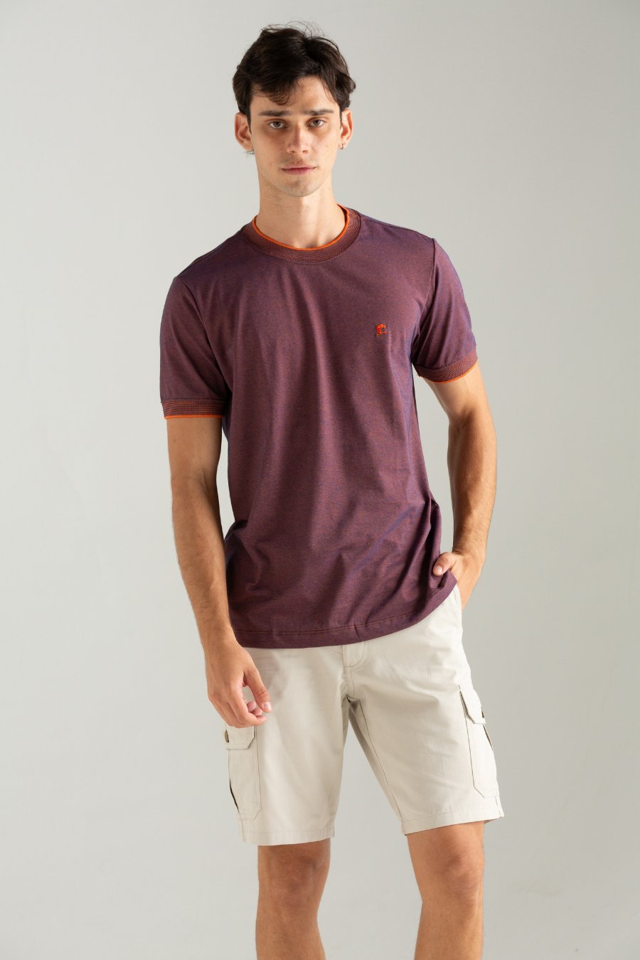 CAMISETA ROCKET LISO COM GOLA E PUNHO VINHO