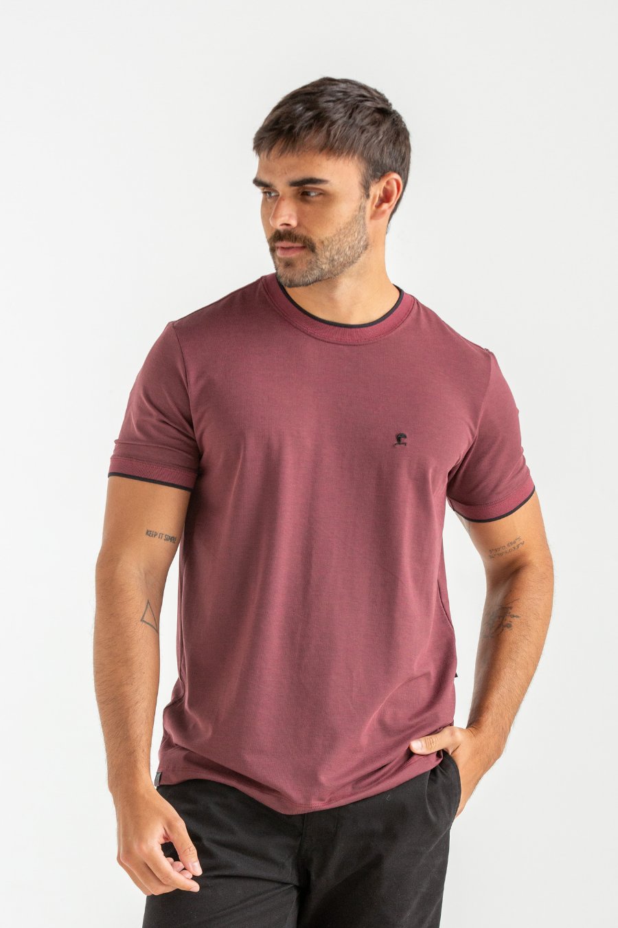 CAMISETA MALHA AGRADO COM GOLA E PUNHO VINHO