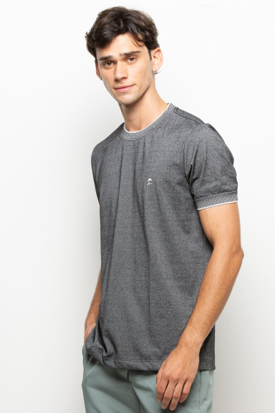 CAMISETA ROCKET LISO COM GOLA E PUNHO PRETO