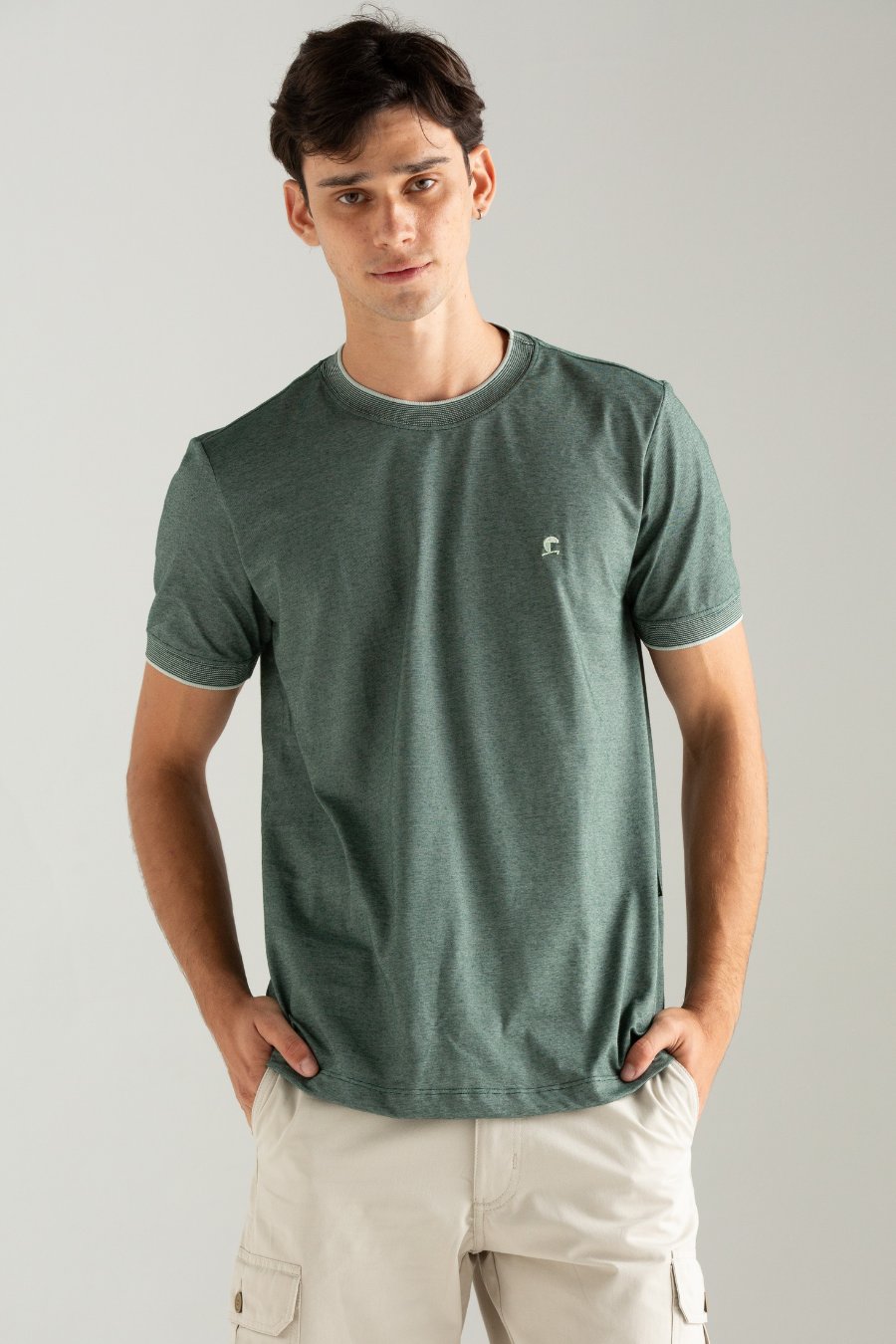 CAMISETA ROCKET LISO COM GOLA E PUNHO VERDE