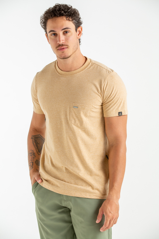 CAMISETA BASICA SLIM MOLINE COM BOLSO CAQUI