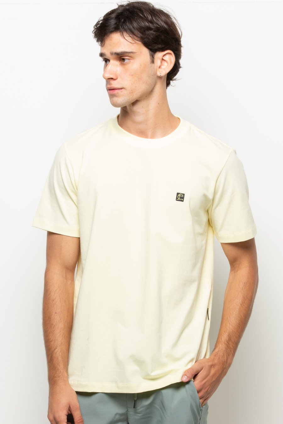 CAMISETA BASICA SLIM CONFORT AMARELO