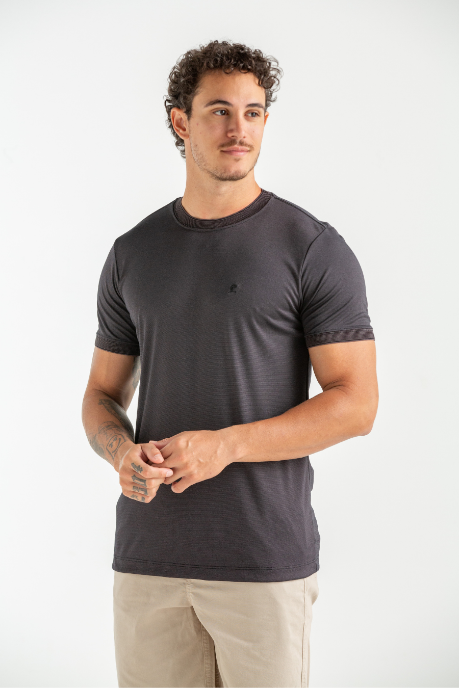 CAMISETA ROCKET MODAL COM GOLA E PUNHO PRETO