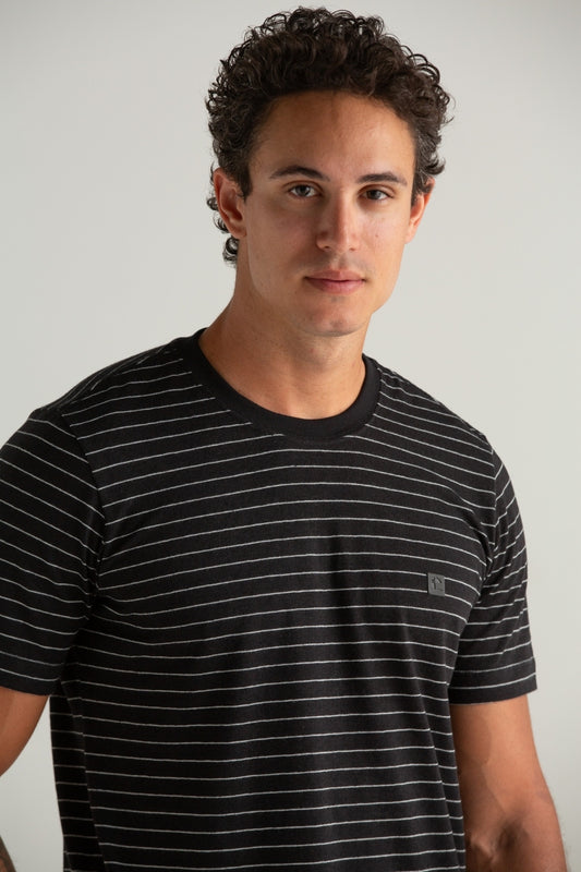CAMISETA LINHO MISTO LISTRADO PRETO