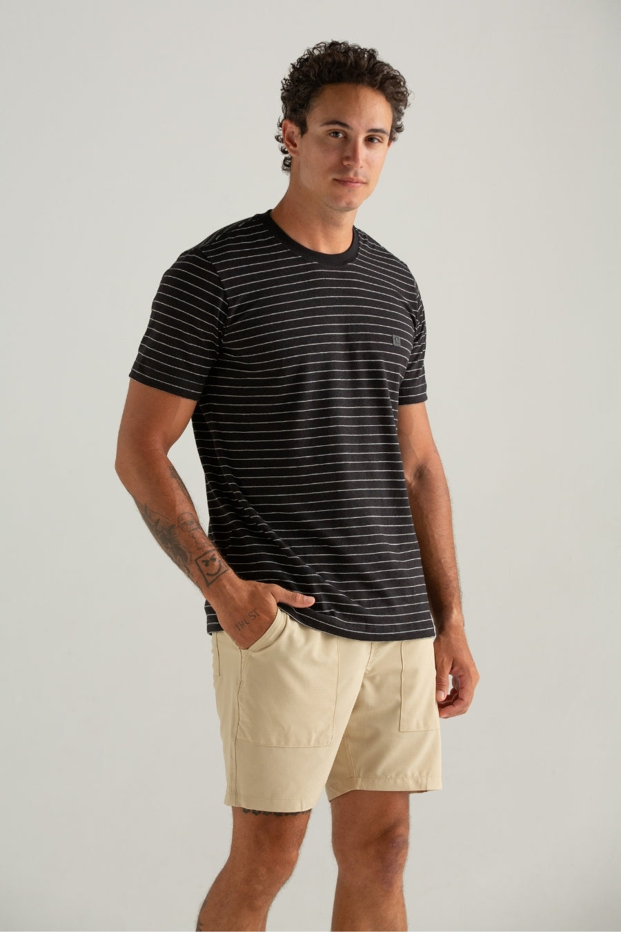 CAMISETA LINHO MISTO LISTRADO PRETO