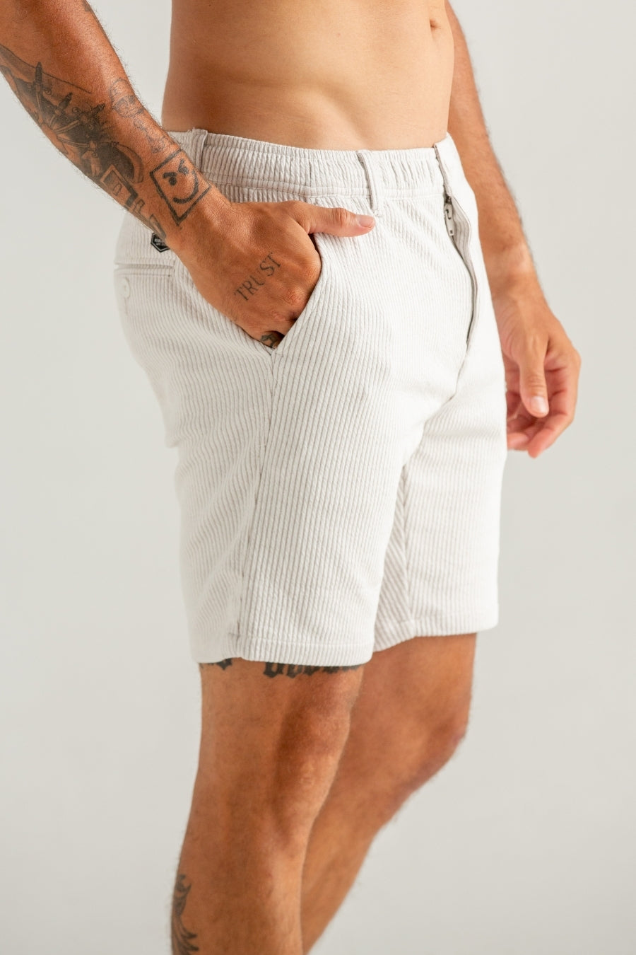 BERMUDA MOLETOM TECH CANELADA OFF WHITE