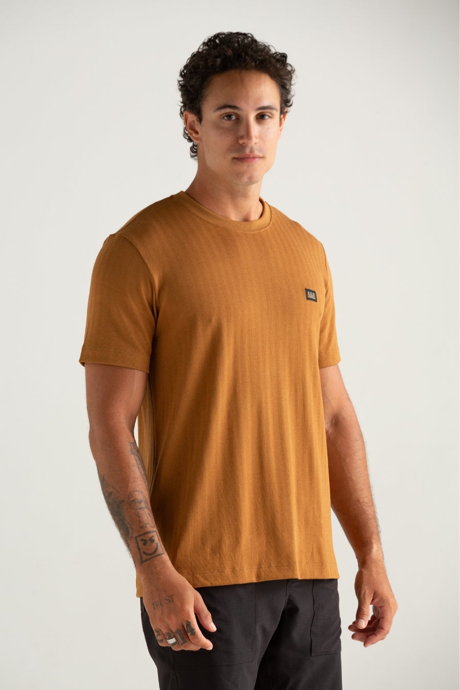 CAMISETA REGULAR TRICOT TEXTURA CHOCOLATE