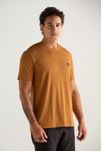 CAMISETA REGULAR TRICOT TEXTURA CHOCOLATE