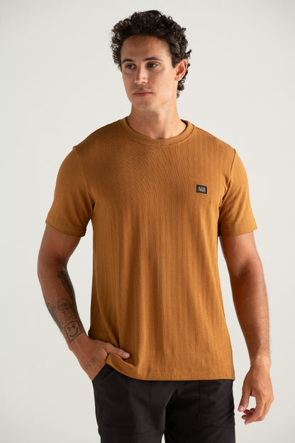 CAMISETA REGULAR TRICOT TEXTURA CHOCOLATE