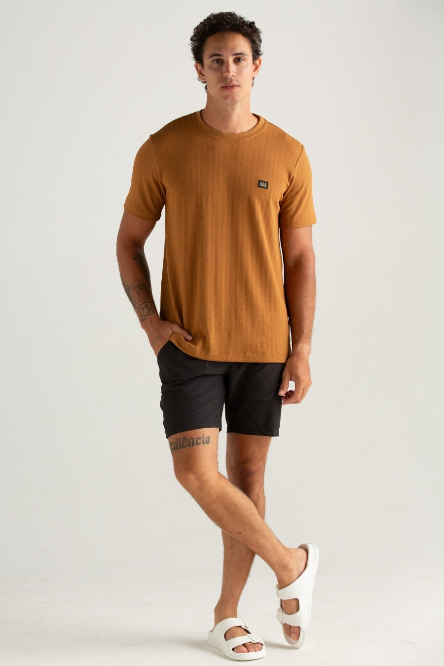 CAMISETA REGULAR TRICOT TEXTURA CHOCOLATE