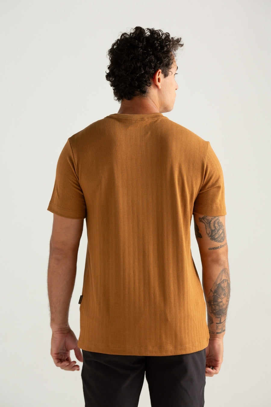 CAMISETA REGULAR TRICOT TEXTURA CHOCOLATE