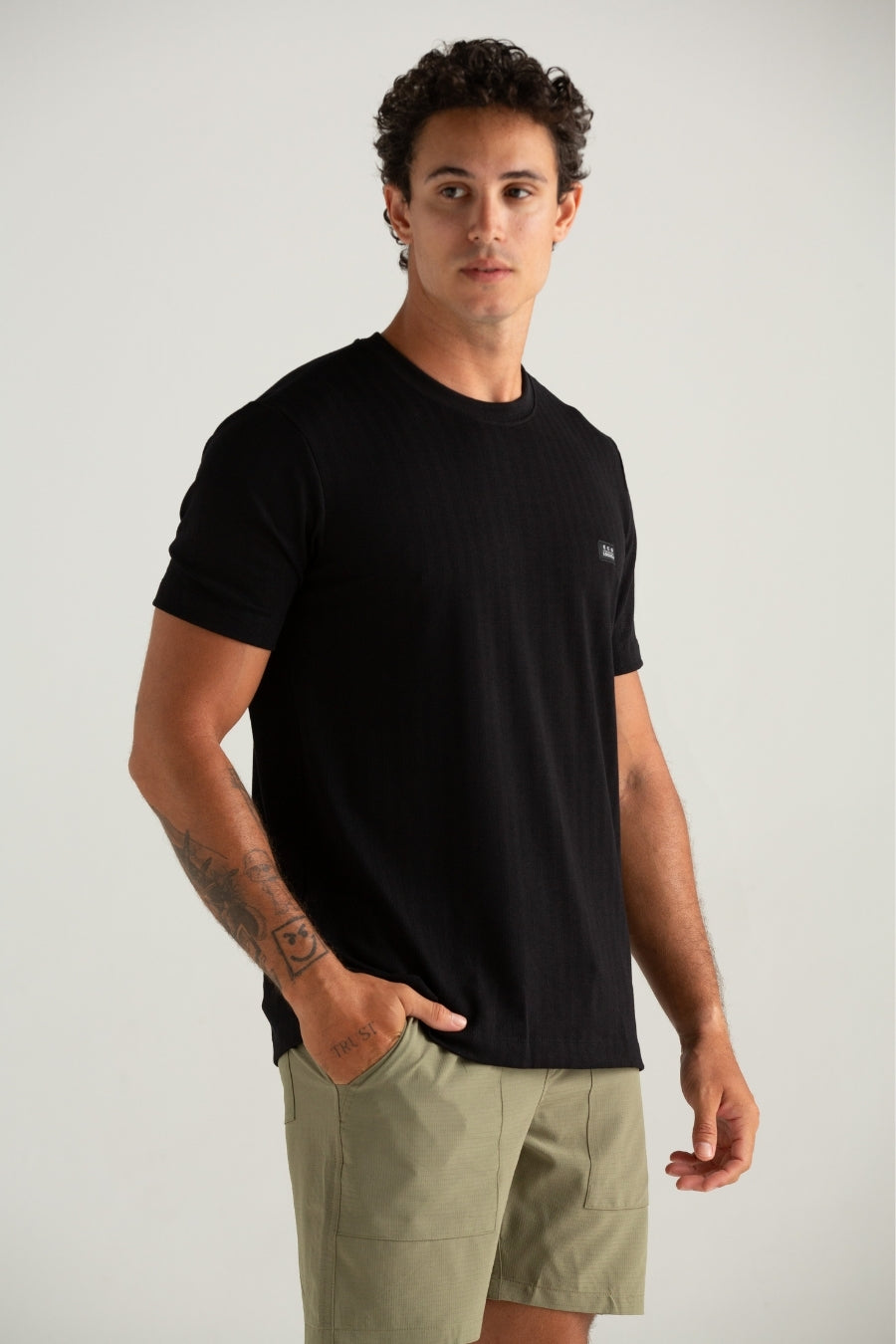 CAMISETA REGULAR TRICOT TEXTURA PRETO