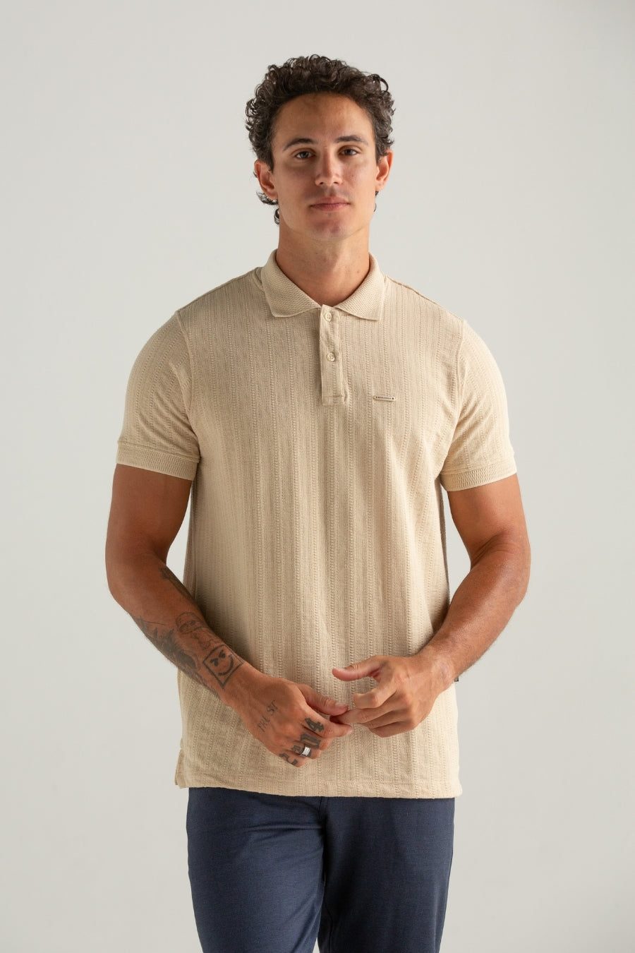 POLO TEXTURIZADO JACKARD ENROSQUEI BEGE