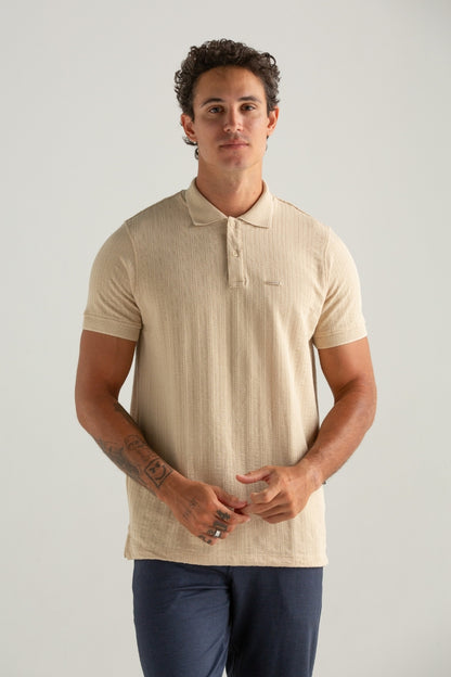 POLO TEXTURIZADO JACKARD ENROSQUEI BEGE