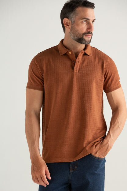 POLO TEXTURIZADO JACKARD BRISEI TIJOLO