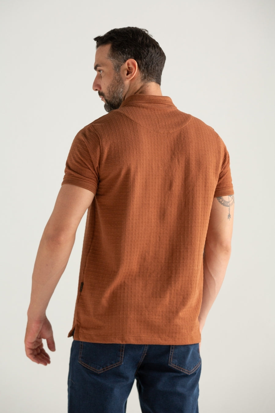 POLO TEXTURIZADO JACKARD BRISEI TIJOLO