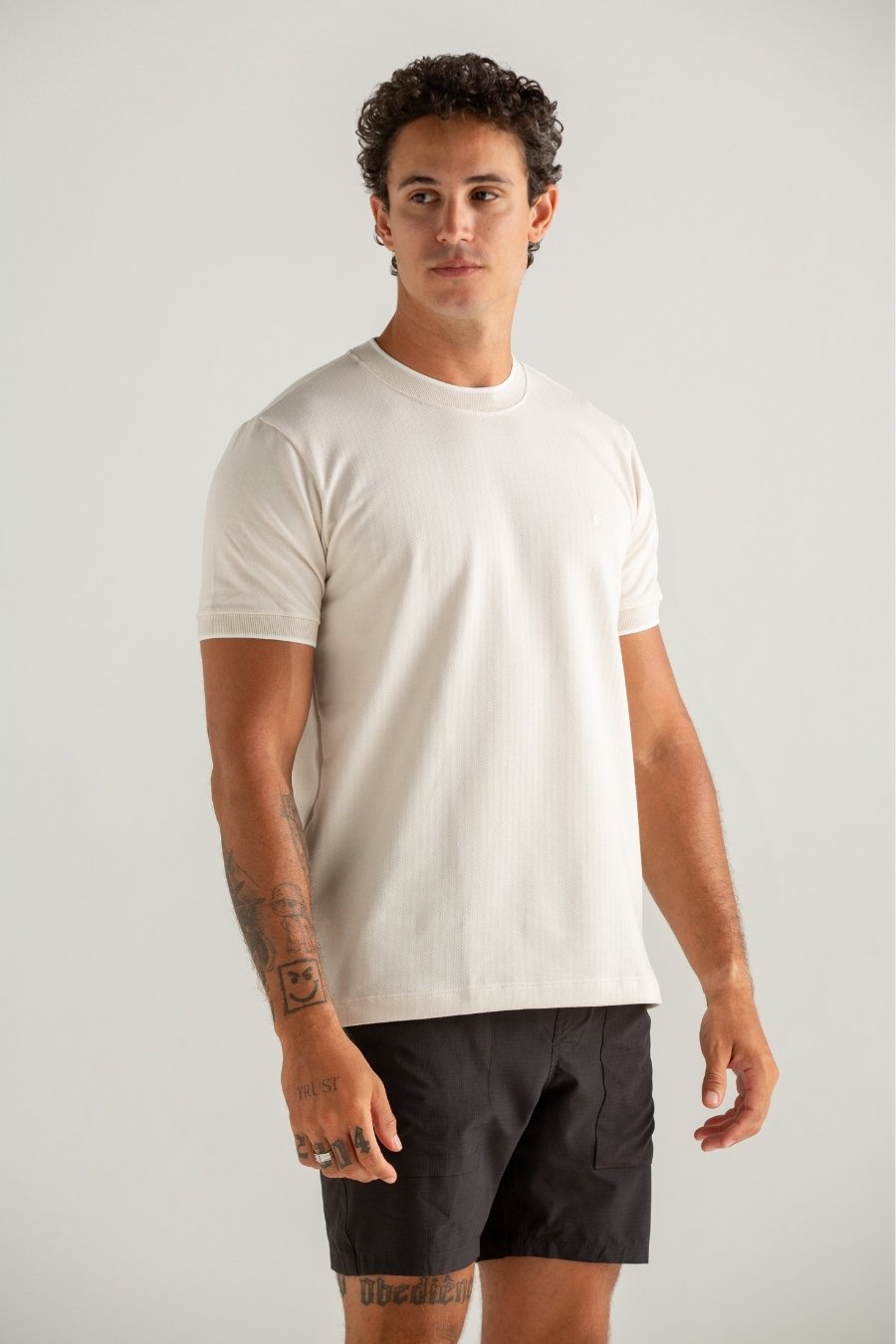 CAMISETA BRILHO DO SOL C/GOLA E PUNHO OFF WHITE