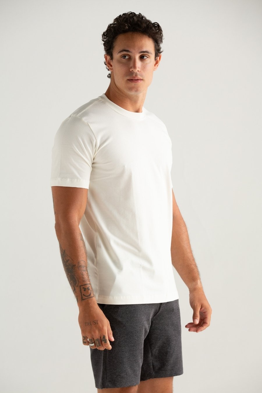 CAMISETA BASICA SLIM CONFORT OFF WHITE