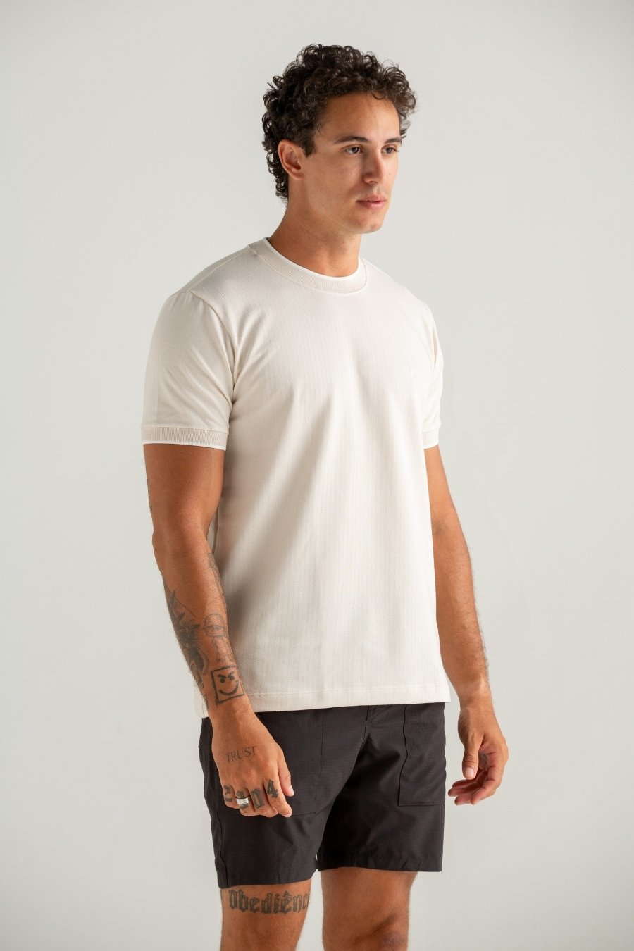 CAMISETA BRILHO DO SOL C/GOLA E PUNHO OFF WHITE