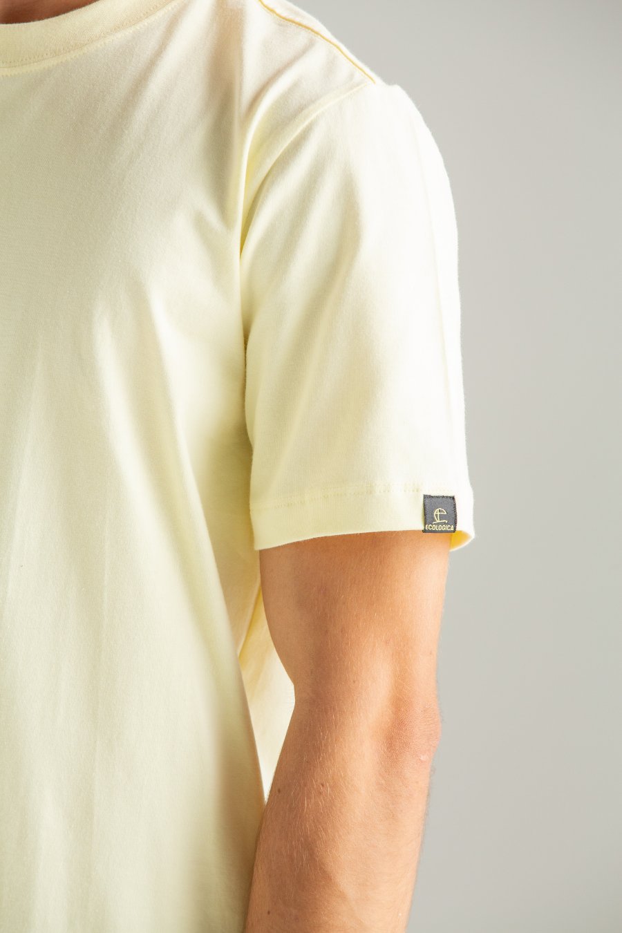 CAMISETA BASICA SLIM CONFORT AMARELO